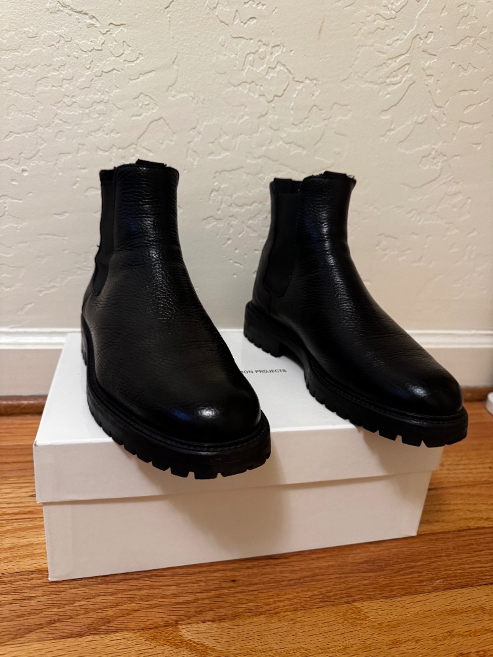 Woman by Common Projects Chelsea Boot Lug Sole 38.5 8.5 9
